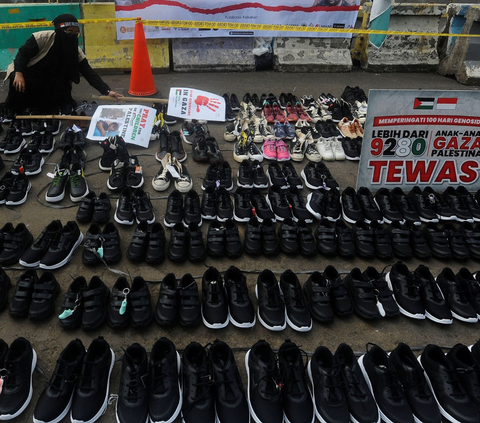 FOTO: Seratus Hari Genosida di Gaza, Massa Demonstran Kirim Seribu Pasang Sepatu Anak-Anak ke Kedubes AS di Jakarta