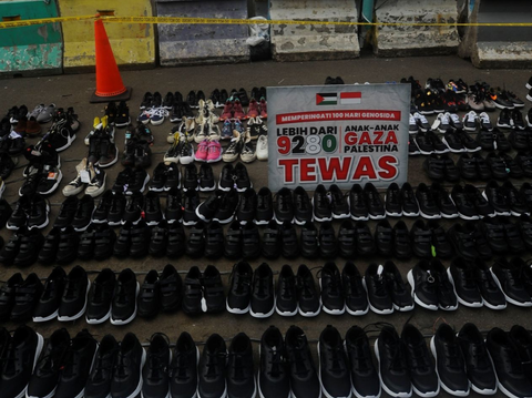 FOTO: Seratus Hari Genosida di Gaza, Massa Demonstran Kirim Seribu Pasang Sepatu Anak-Anak ke Kedubes AS di Jakarta