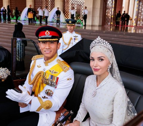 Pangeran Abdul Mateen Bagikan Foto Lawasnya dengan Istri yang Masih Pegang Botol Susu