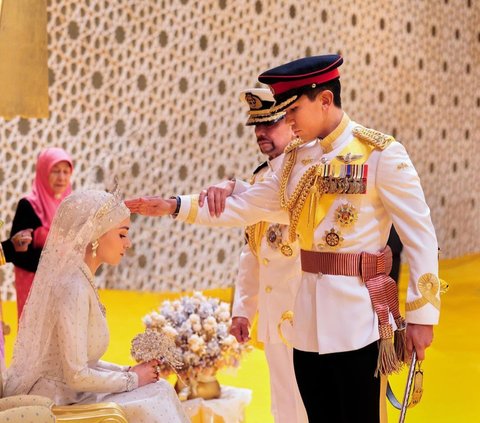 Pangeran Abdul Mateen Bagikan Foto Lawasnya dengan Istri yang Masih Pegang Botol Susu