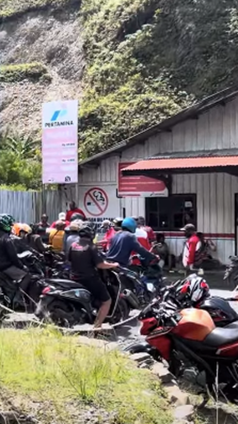 Akibat Ada Peristiwa Penembakan di Puncak Jaya Papua, Masyarakat Rela Antre Beli BBM Meskipun Mahal Rp100/Liter<br>