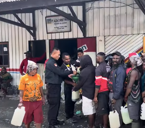 Akibat Ada Peristiwa Penembakan di Puncak Jaya Papua, Masyarakat Rela Antre Beli BBM Meskipun Mahal Rp100/Liter