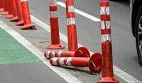 Selain itu, tercatat pada Oktober 2023, Dishub DKI juga membongkar stick cone pembatas jalur sepeda di 13 ruas jalur sepeda. Peristiwa ini bahkan viral di media sosial.<br>