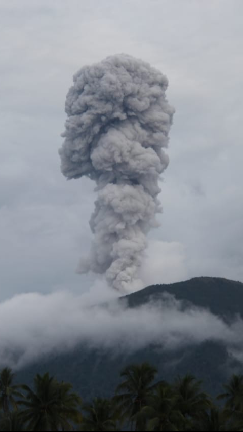 Gunung Ibu di Maluku Utara Meletus, Lontarkan Abu Setinggi 1 Km<br>