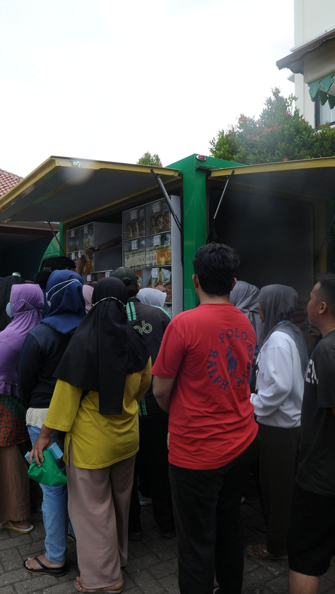 FOTO: Antusiasme Warga Menyerbu Paket Sembako Bersubsidi di Kelurahan Duren Sawit, Jakarta