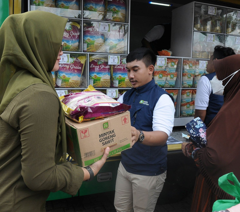 FOTO: Antusiasme Warga Menyerbu Paket Sembako Bersubsidi di Kelurahan Duren Sawit, Jakarta