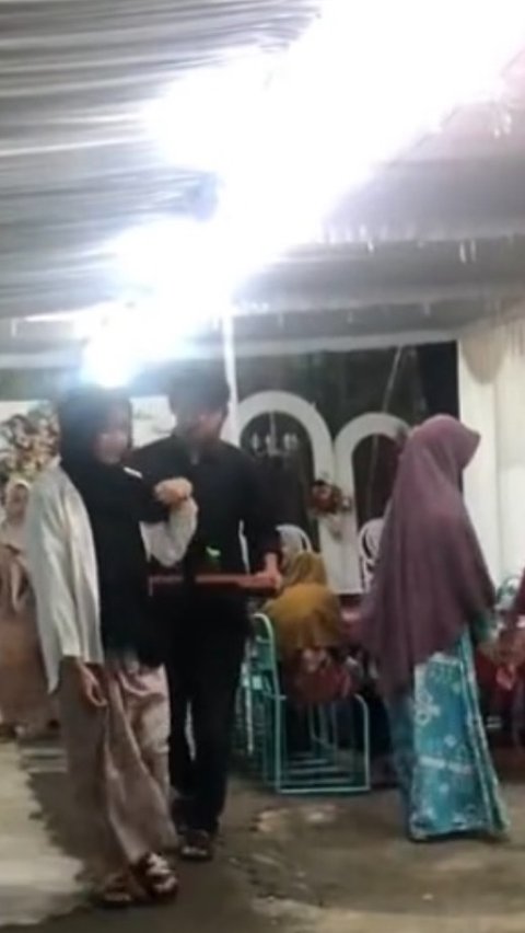 Viral Momen Mahasiswa KKN Bantu Hajatan Warga Setempat, Aksinya Curi Perhatian