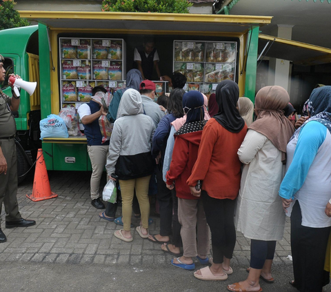 Warga mengantre saat membeli paket sembako di Pasar Murah DKI Jakarta, Senin (15/1/2024). Paket sembako yang terdiri dari gula, beras, minyak, terigu dijual dengan harga Rp 100 ribu.<br>