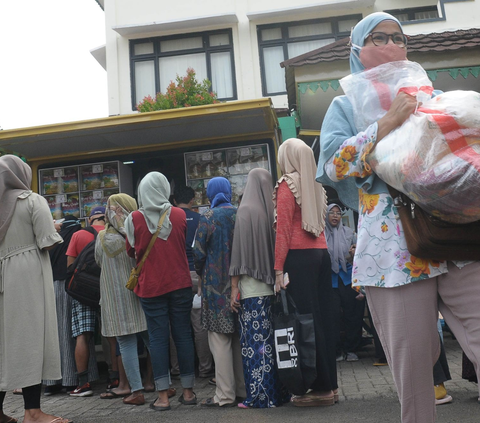 FOTO: Antusiasme Warga Menyerbu Paket Sembako Bersubsidi di Kelurahan Duren Sawit, Jakarta