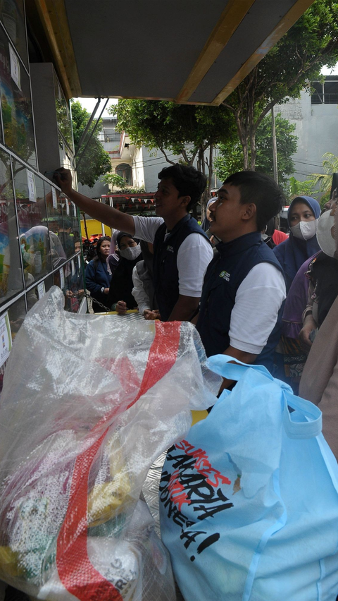 Sebanyak 500 paket sembako murah disediakan untuk warga secara umum.<br>( Foto merdeka.com / Imam Buhori )<br>