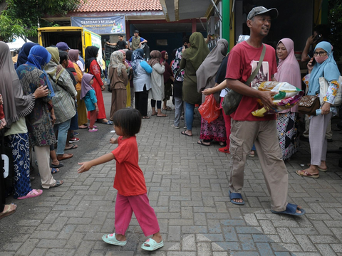 FOTO: Antusiasme Warga Menyerbu Paket Sembako Bersubsidi di Kelurahan Duren Sawit, Jakarta