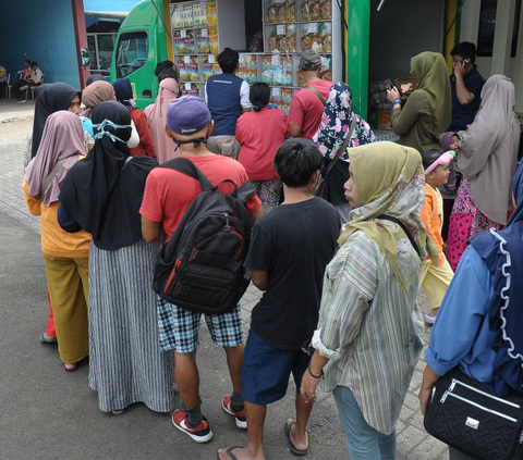 FOTO: Antusiasme Warga Menyerbu Paket Sembako Bersubsidi di Kelurahan Duren Sawit, Jakarta