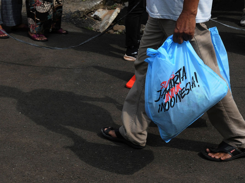 FOTO: Antusiasme Warga Menyerbu Paket Sembako Bersubsidi di Kelurahan Duren Sawit, Jakarta