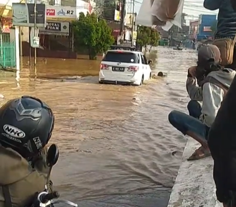 Viral Momen Pengendara Mobil Nekat Terobos Jalanan Banjir Meski Sudah Diingatkan Warga, Begini Aksinya