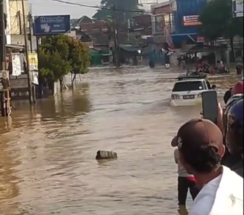 Viral Momen Pengendara Mobil Nekat Terobos Jalanan Banjir Meski Sudah Diingatkan Warga, Begini Aksinya