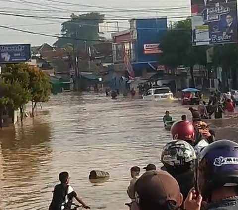 Viral Momen Pengendara Mobil Nekat Terobos Jalanan Banjir Meski Sudah Diingatkan Warga, Begini Aksinya