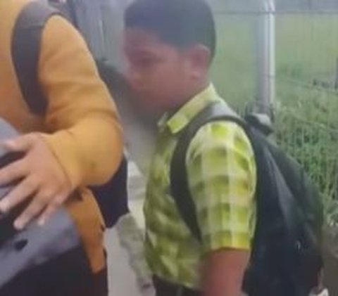Bapak ini Ban Motornya Bocor Mau Antar Anak Sekolah, Kaget Bukan Main Sang Putra Diberi Tumpangan Sosok Penting
