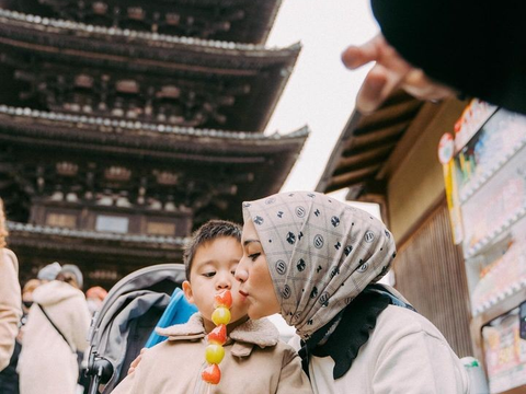 7 Potret Ganteng Athar Anak Citra Kirana dan Rezky Aditya saat Liburan di Jepang, Duplikat Sang Ayah