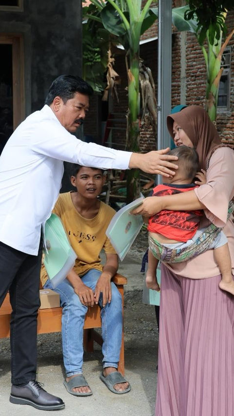 Menteri Hadi Tjahjanto Serahkan Sertifikat PTSL Langsung ke Rumah Warga di Brebes