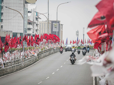 FOTO: Pemandangan Flyover di Jakarta yang Kumuh Dipenuhi Bendera Partai Politik