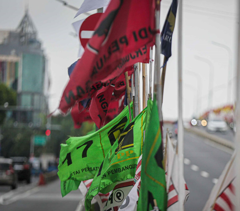 FOTO: Pemandangan Flyover di Jakarta yang Kumuh Dipenuhi Bendera Partai Politik