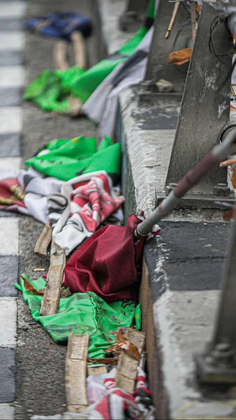 Belum lagi ada atribut yang rusak maupun tiang benderanya yang patah sehingga dapat membahayakan pengguna jalan.<br>( Foto liputan6.com / Faizal Fanani )<br>