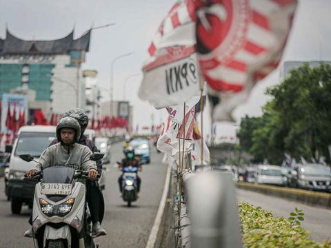 FOTO: Pemandangan Flyover di Jakarta yang Kumuh Dipenuhi Bendera Partai Politik