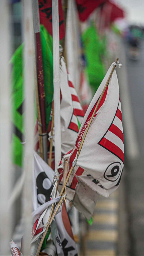 Salah satu tiang bendera parpol yang terbuat dari bambu terlihat hampir patah.<br>( Foto liputan6.com / Faizal Fanani )<br>