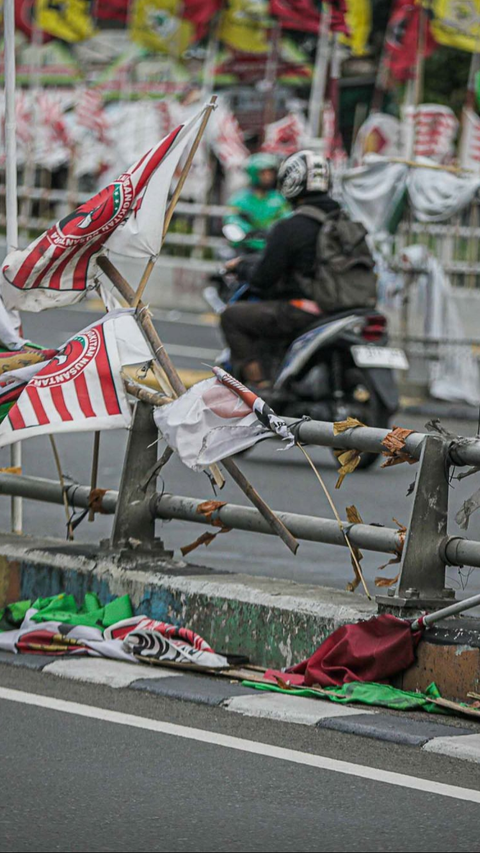 FOTO: Pemandangan Flyover di Jakarta yang Kumuh Dipenuhi Bendera Partai Politik<br>