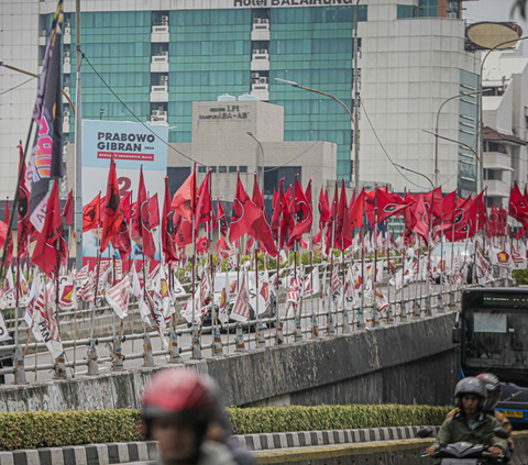 FOTO: Pemandangan Flyover di Jakarta yang Kumuh Dipenuhi Bendera Partai Politik