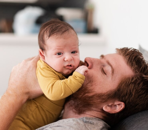 Terlebih lagi, tak bisa dipungkiri bahwa keharuman bayi mampu membangun ikatan yang erat antara mereka dan orang yang menciumnya. Ternyata, ada beberapa alasan ilmiah yang menjelaskan fenomena magis ini.