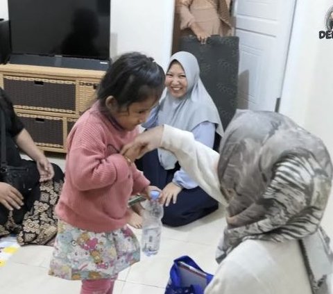 The Moment of Princess Delina Meeting Her Step Sister in Bandung
