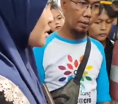 Viral Momen Wanita Bantu Pedagang Tahu Bulat yang Gerobaknya Terbakar, Aksinya Tuai Pujian