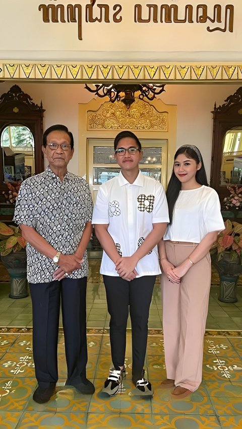 Sultan HB X's Finger Pose When Taking a Photo with Kaesang Pangarep is Distracting, Allegedly a Support Code for Presidential Candidate.