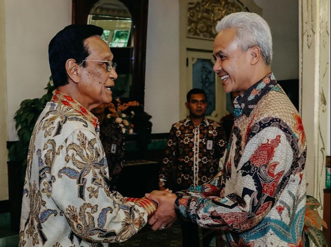 Pose Jari Sultan HB X Saat Foto Bareng Kaesang Pangarep Bikin Salfok, Diduga Kode Dukungan Capres