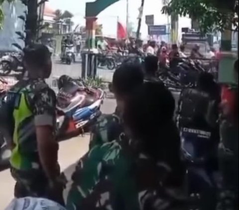 Para Anggota TNI Hanya Bisa Terdiam Melihat Rombongan Pemotor Geber-geber Knalpot di Depan Markas