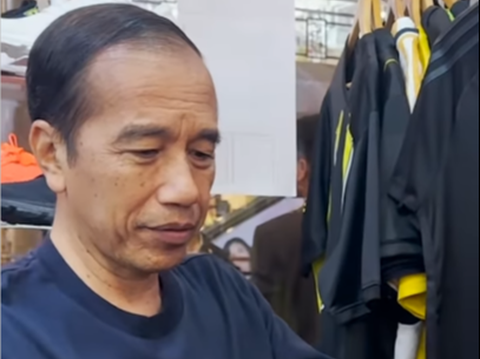 Jokowi's Confused Moment Choosing a Soccer Jersey for Jan Ethes: If I Knew, I'd Be Afraid