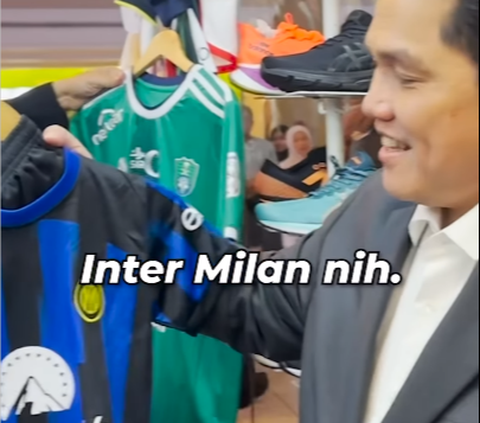 Jokowi's Confused Moment Choosing a Soccer Jersey for Jan Ethes: If I Knew, I'd Be Afraid