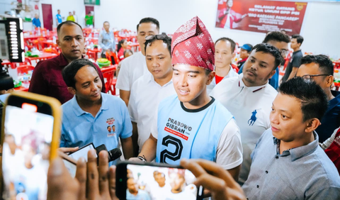 Di Semarang, putra bungsu Presiden Joko Widodo itu bertemu dengan sejumlah komunitas dan para pemengaruh (influencer). <br>