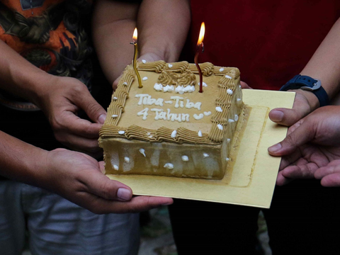 FOTO: Kritik Tak Kunjung Menangkap Harun Masiku, Aktivis ICW Kirim Kue Tar Ulang Tahun ke KPK