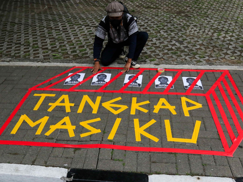 FOTO: Kritik Tak Kunjung Menangkap Harun Masiku, Aktivis ICW Kirim Kue Tar Ulang Tahun ke KPK