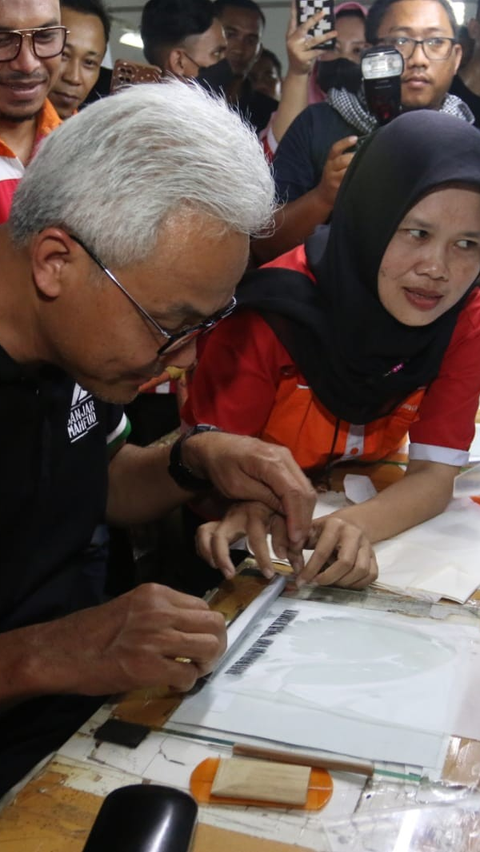 FOTO:  Intip Aksi Ganjar Pranowo Jadi Buruh Pabrik Bulu Mata Palsu saat Kunjungan Safari Politik di Purbalingga