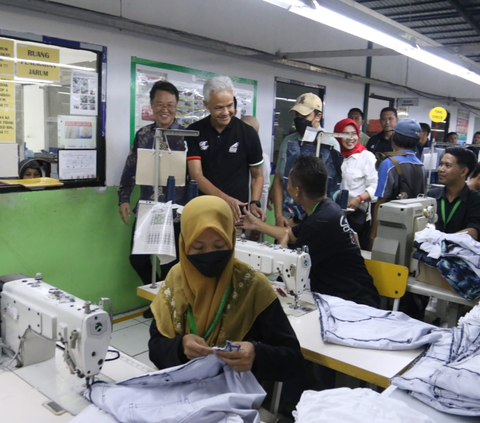 Kunjungan Ganjar Pranowo ke pabrik pembuatan bulu mata palsu PT Bintang Mas Trisyasa di Purbalingga, Jawa Tengah, pada Senin (15/1/2024) telah menunjukkan kepeduliannya terhadap sektor industri kecil menengah. <br>