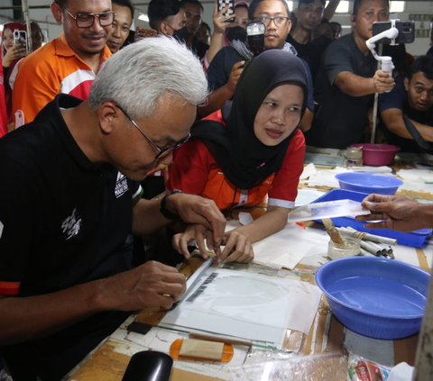 FOTO:  Intip Aksi Ganjar Pranowo Jadi Buruh Pabrik Bulu Mata Palsu saat Kunjungan Safari Politik di Purbalingga