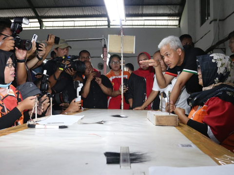 FOTO:  Intip Aksi Ganjar Pranowo Jadi Buruh Pabrik Bulu Mata Palsu saat Kunjungan Safari Politik di Purbalingga