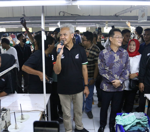 FOTO:  Intip Aksi Ganjar Pranowo Jadi Buruh Pabrik Bulu Mata Palsu saat Kunjungan Safari Politik di Purbalingga