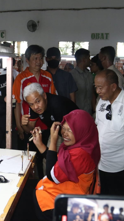 Ganjar mengajak ngobrol ibu hamil tersebut dan meminta agar sang ibu memperhatikan gizi anak yang dikandungnya. <br>