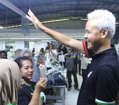 FOTO:  Intip Aksi Ganjar Pranowo Jadi Buruh Pabrik Bulu Mata Palsu saat Kunjungan Safari Politik di Purbalingga