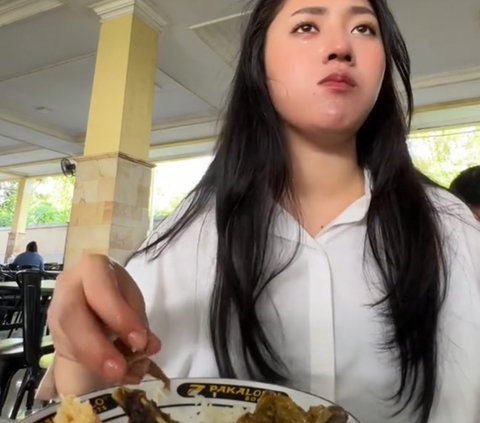 Teringat Mendiang Sang Ayah, Aksi Perempuan Tak Biarkan Supir Makan Sendiri saat Liburan Ini Tuai Pujian