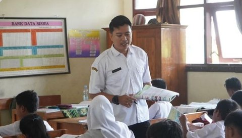 Kisah Guru Honorer Gaji Rp200 Ribu Sering Bantu Murid Kurang Mampu, Belikan Alat Tulis hingga Sepatu